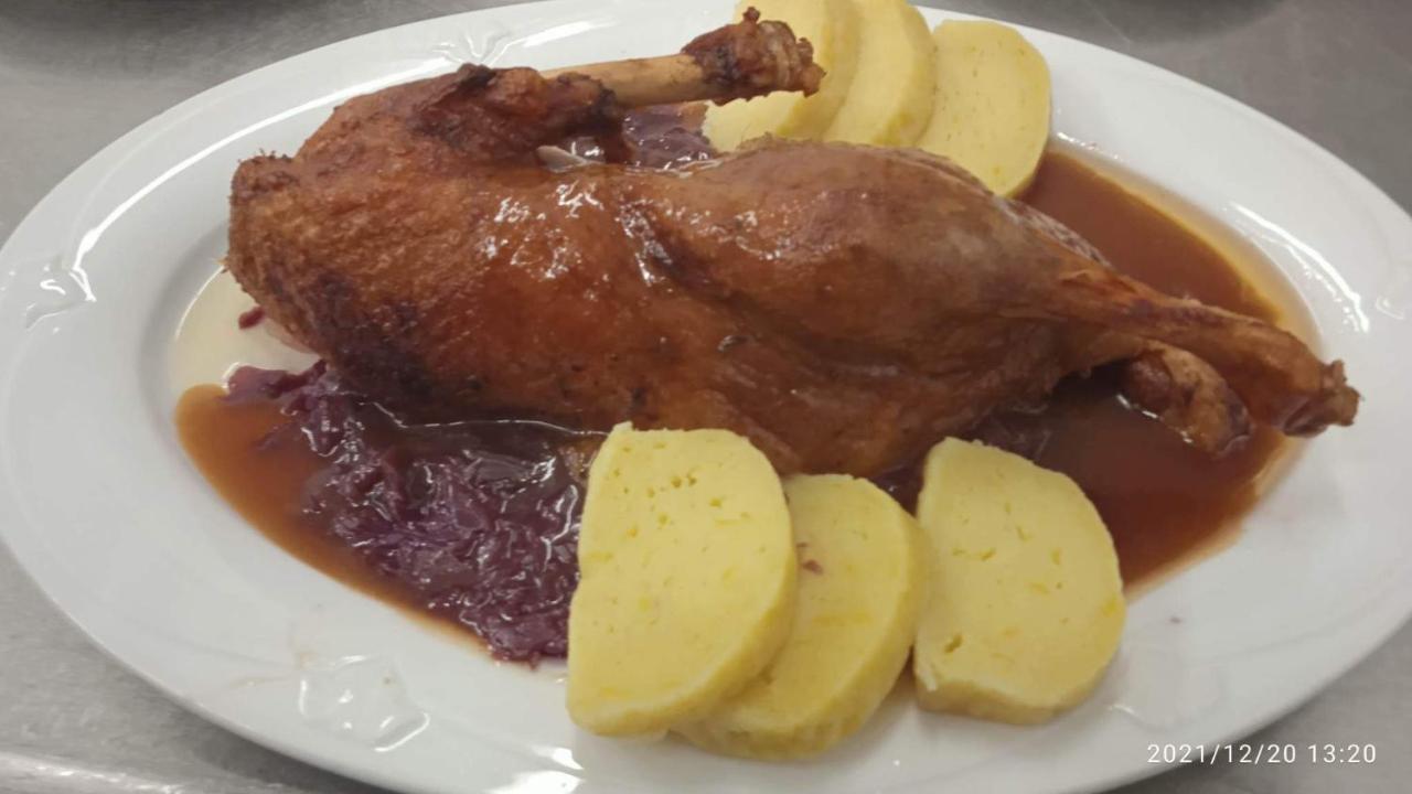 Mala Svata Hora - Penzion & Restaurace Mníšek pod Brdy Kültér fotó