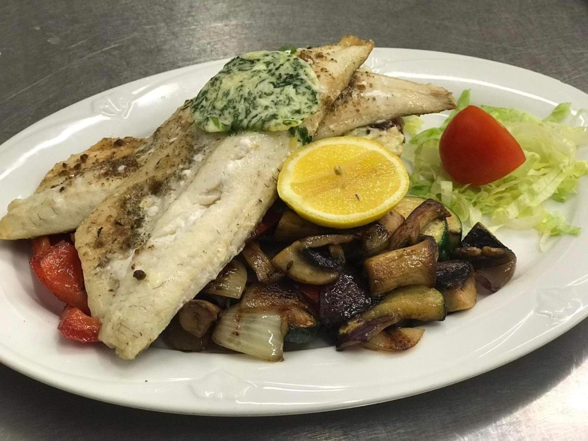 Mala Svata Hora - Penzion & Restaurace Mníšek pod Brdy Kültér fotó