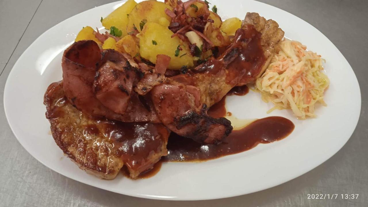 Mala Svata Hora - Penzion & Restaurace Mníšek pod Brdy Kültér fotó