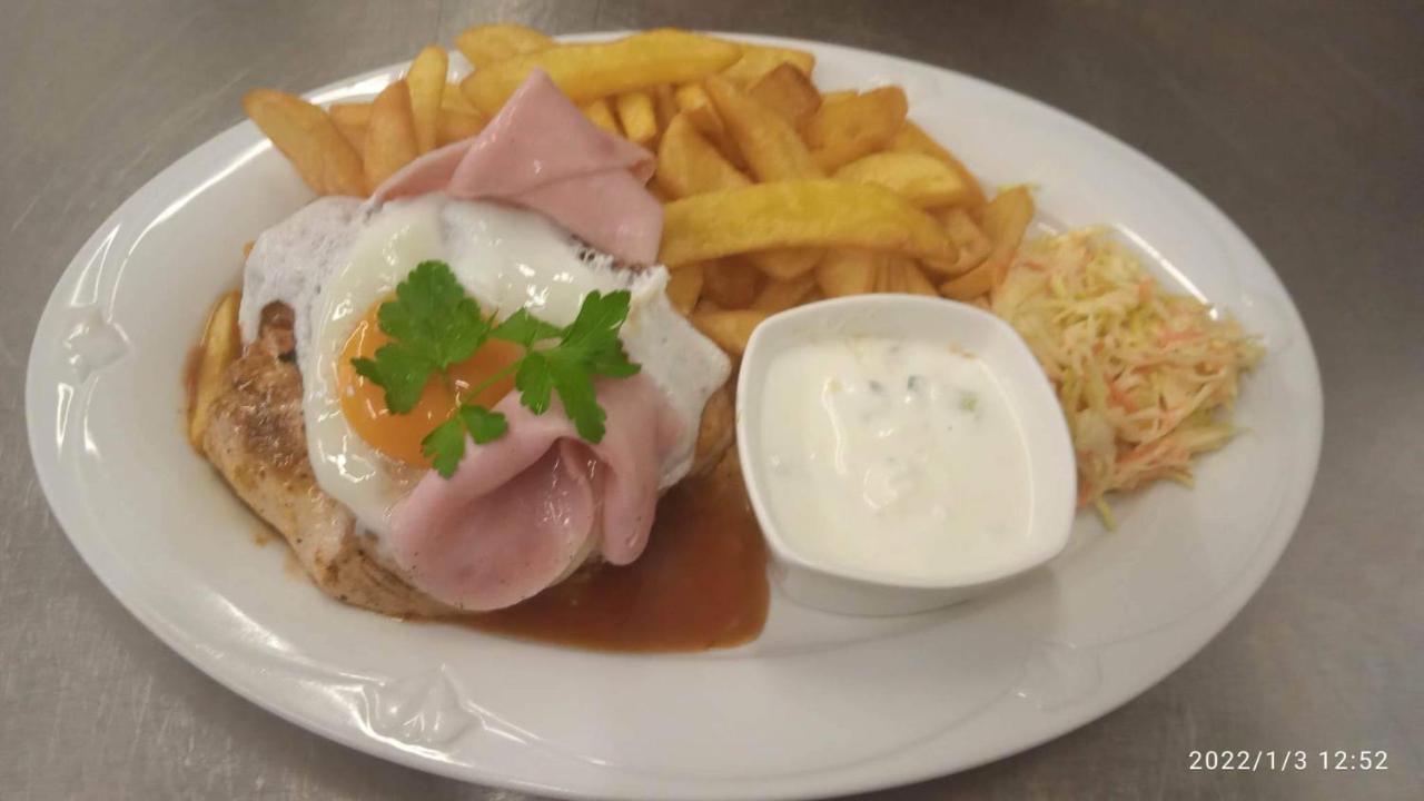 Mala Svata Hora - Penzion & Restaurace Mníšek pod Brdy Kültér fotó