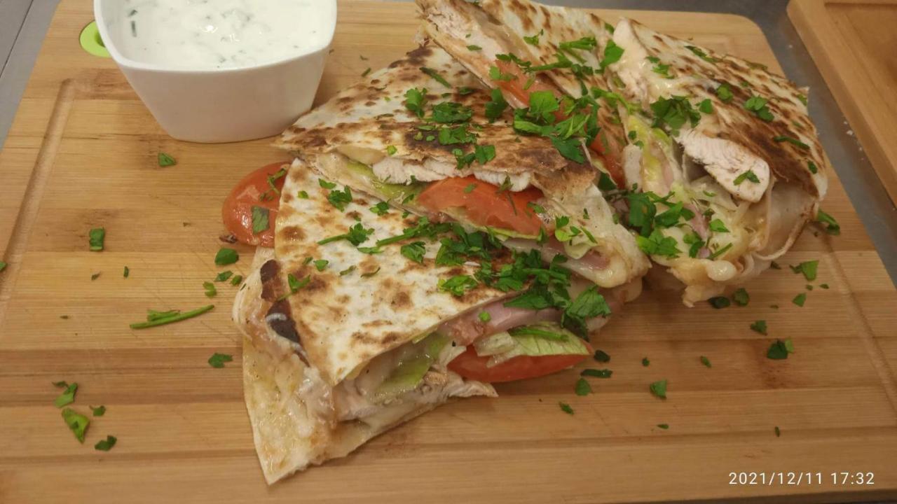 Mala Svata Hora - Penzion & Restaurace Mníšek pod Brdy Kültér fotó
