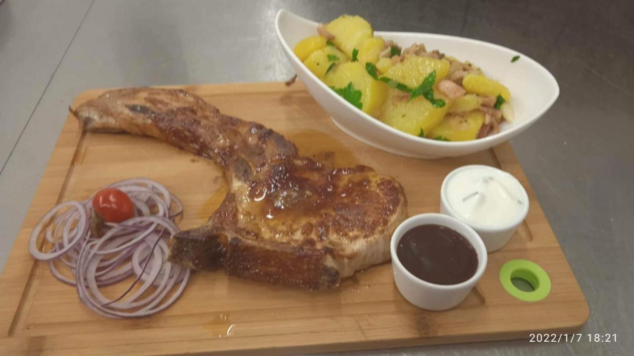 Mala Svata Hora - Penzion & Restaurace Mníšek pod Brdy Kültér fotó